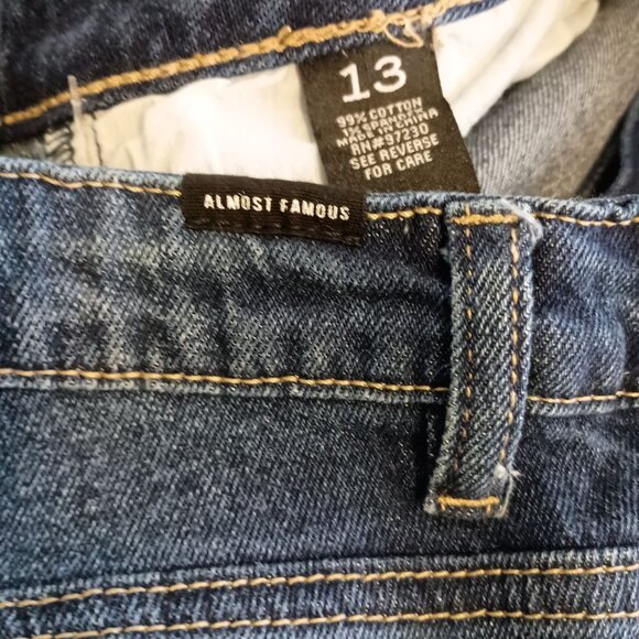 Almost Famous Women’s High Rise Mom Jeans Size 13 Distressed Stretch NWT - Picture 4 of 9